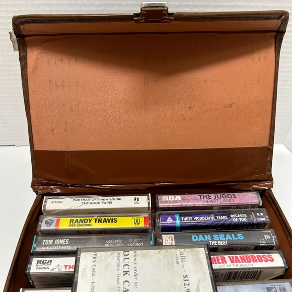 Cassette Tape Holder Storage Carry Suitcase With Handle  Holds 12 Tapes Vintage - Picture 3 of 8